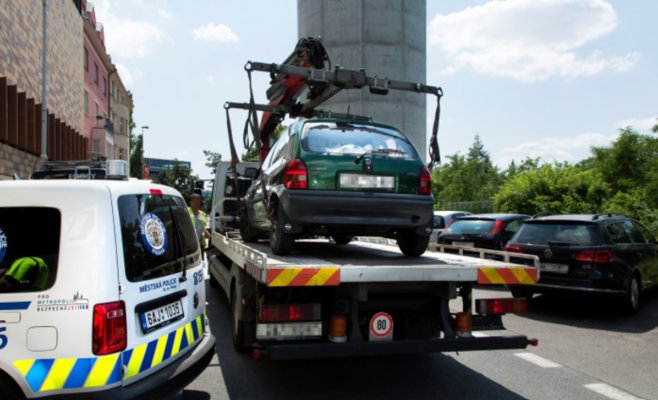 У Праги 10 закончилось терпение из-за плохой парковки в Эдене, машины будут увозить на эвакуаторе  