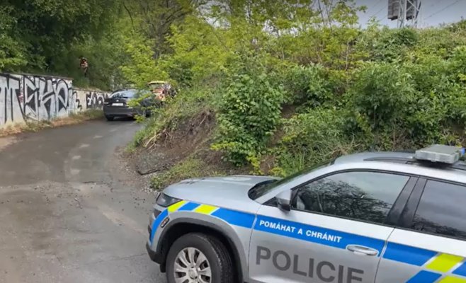 Мужчина был найден с порезом на голове возле кладбища в Праге