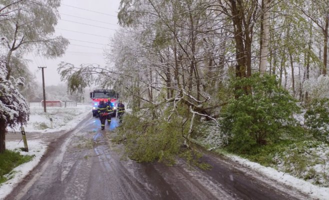 Снежная стихия остановила движение поездов в Карловарском крае