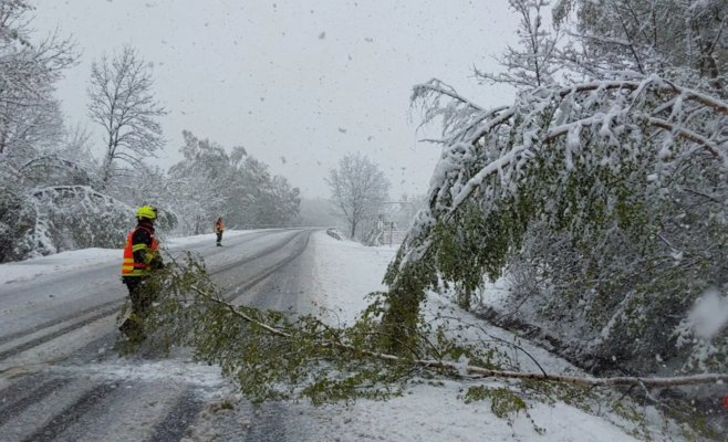Снежная стихия остановила движение поездов в Карловарском крае