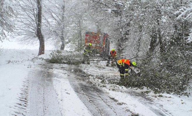 Снежная стихия остановила движение поездов в Карловарском крае