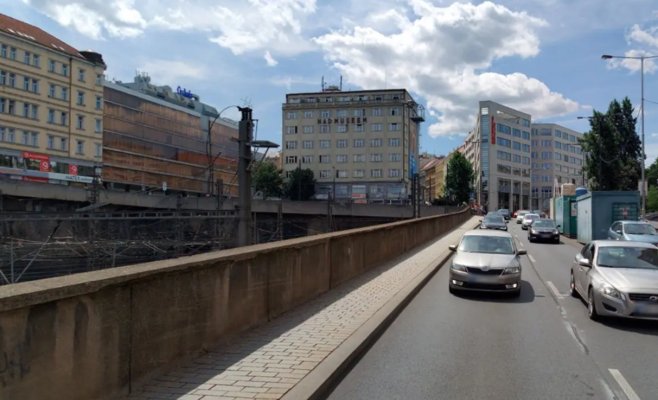 Мужчина упал с высокой стены возле главного железнодорожного вокзала в Праге