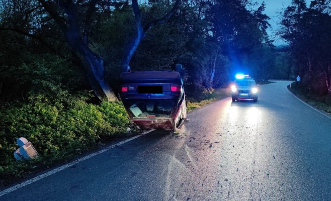 Автомобиль перевернулся на дороге возле Телче, водитель не найден