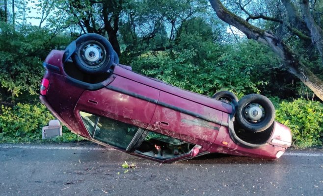 Автомобиль перевернулся на дороге возле Телче, водитель не найден
