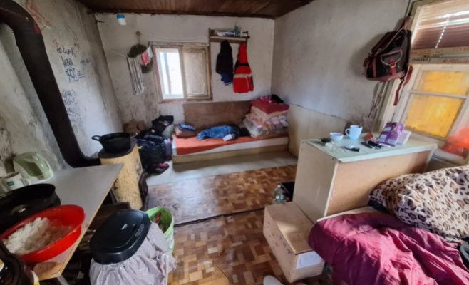 Трое детей жили в домике в Глубокой. Они мылись в ручье, ходили в лес в туалет.