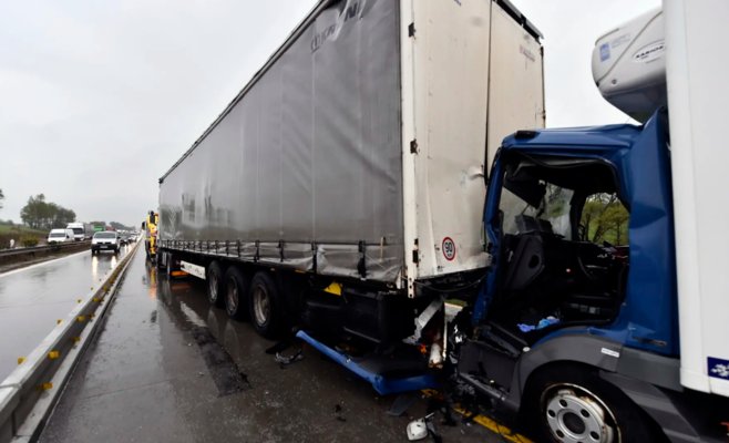 Главная дорога в Словакию остановлена из-за аварии трех грузовиков