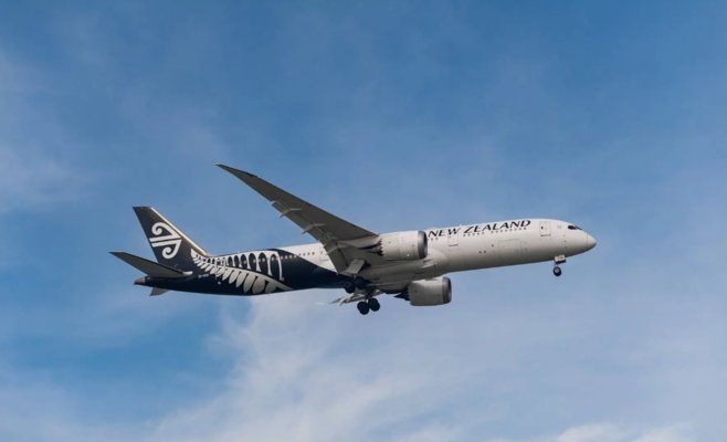 Мучился от боли все шесть часов полета. Сломал ногу во время турбулентности