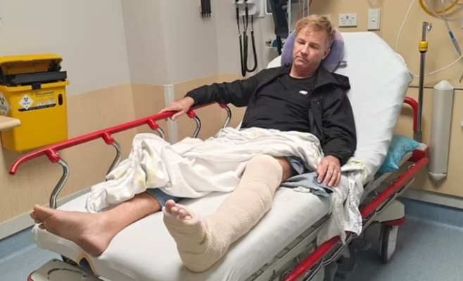 Мучился от боли все шесть часов полета. Сломал ногу во время турбулентности