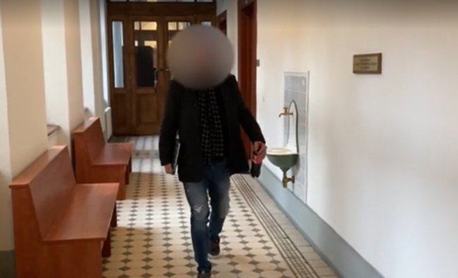 Мужчина снял жестокое изнасилование женщины на свой мобильный телефон и сделал с ней селфи. Получил 7,5 лет.
