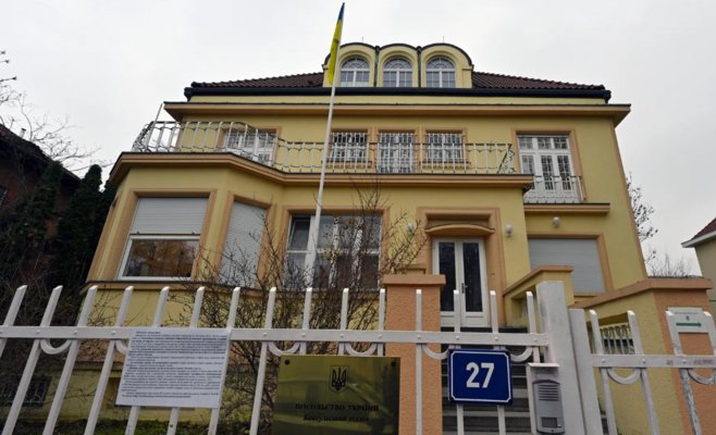 Украинцам призывного возраста больше не могут помочь их консульства за рубежом. Разве что они помогут им вернуться домой.