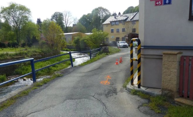 Пьяный мужчина на электросамокате на полной скорости врезался в автомобиль в Есениках