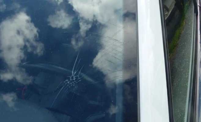 Пьяный мужчина на электросамокате на полной скорости врезался в автомобиль в Есениках