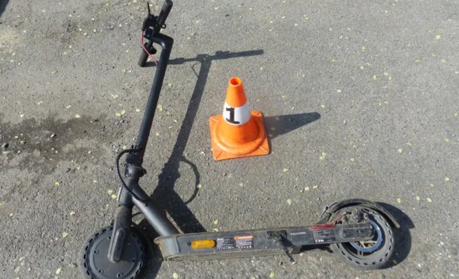 Пьяный мужчина на электросамокате на полной скорости врезался в автомобиль в Есениках