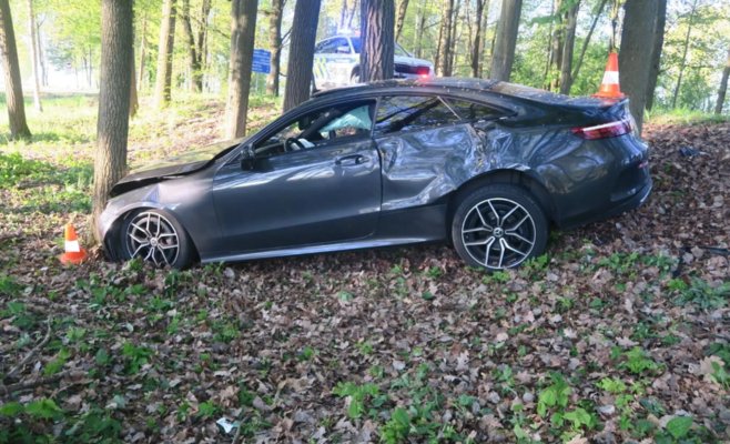 Пьяная молодая девушка врезалась на своем Mercedes в дерево в лесу