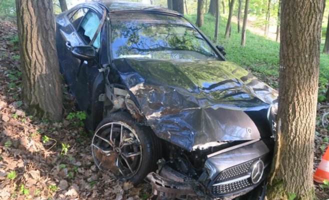 Пьяная молодая девушка врезалась на своем Mercedes в дерево в лесу