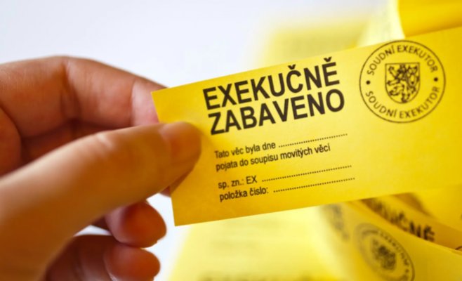 Пенсионер-инвалид из региона Брно дал коллектору исполнителю по зубам. У меня бумаг выше головы, - кричал он.