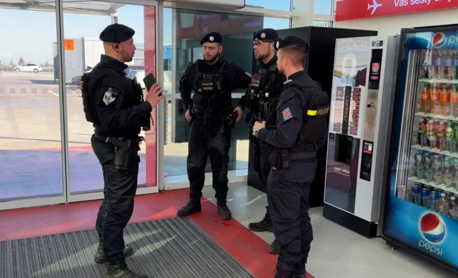 В пражском универмаге ходят фальшивые полицейские с оружием, сообщают люди из пражского торгового центра.