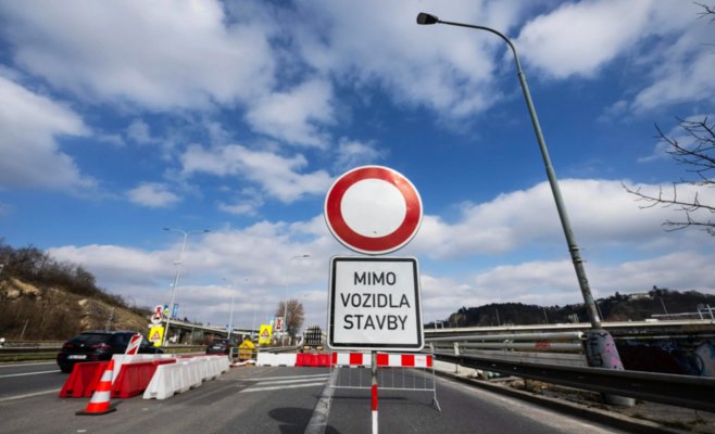 В этом году на ремонт дорог в Праге будет потрачено три миллиарда крон, можно ожидать ограничений