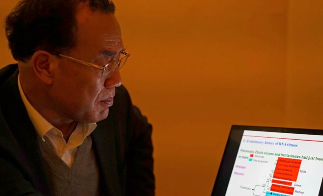 Китайскому вирусологу, сидевшему у закрытой лаборатории в знак протеста, разрешили вернуться к работе