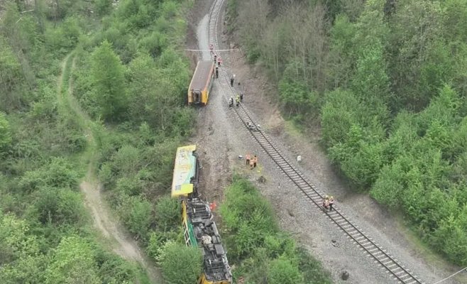 Поезд без машиниста двигался со скоростью 100 км/ч. Он сошел с рельсов недалеко от Мнишека и перевернулся.