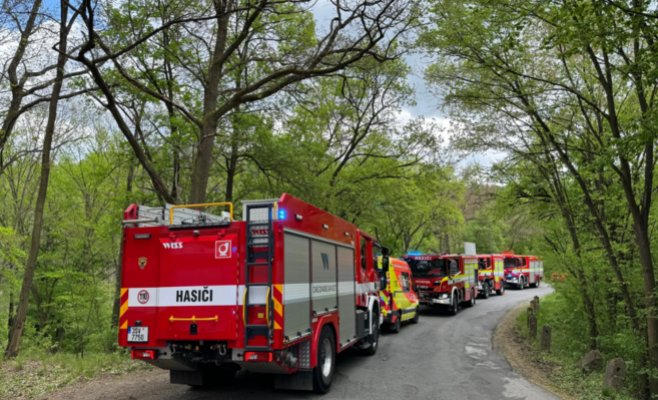 Поезд без машиниста двигался со скоростью 100 км/ч. Он сошел с рельсов недалеко от Мнишека и перевернулся.