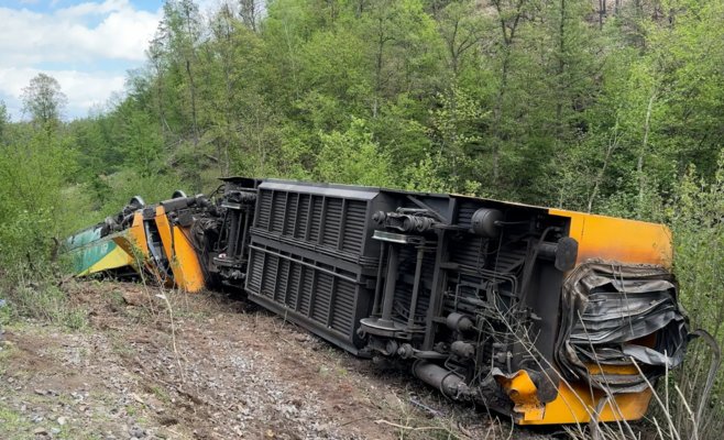 Поезд без машиниста двигался со скоростью 100 км/ч. Он сошел с рельсов недалеко от Мнишека и перевернулся.