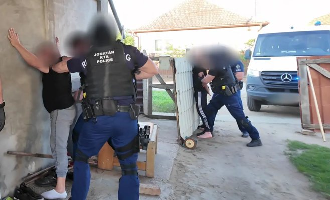 Супруги в Венгрии держали женщину в качестве рабыни и выбросили ее в кусты, когда она умерла после избиения