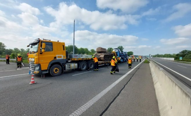Грузовик на трассе D1 столкнул автомобиль с полуприцепом с танком. Один погибший и двое раненых