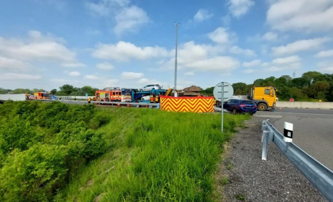 Грузовик на трассе D1 столкнул автомобиль с полуприцепом с танком. Один погибший и двое раненых