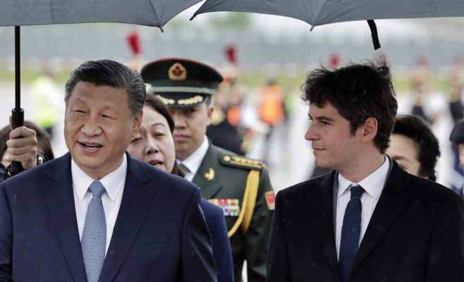 Председатель КНР Си прибыл в Париж
