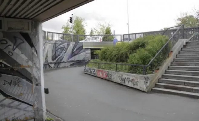 Женщина напала на другую женщину, а затем на мужчину в метро. Сначала она хотела денег, потом сигарету.