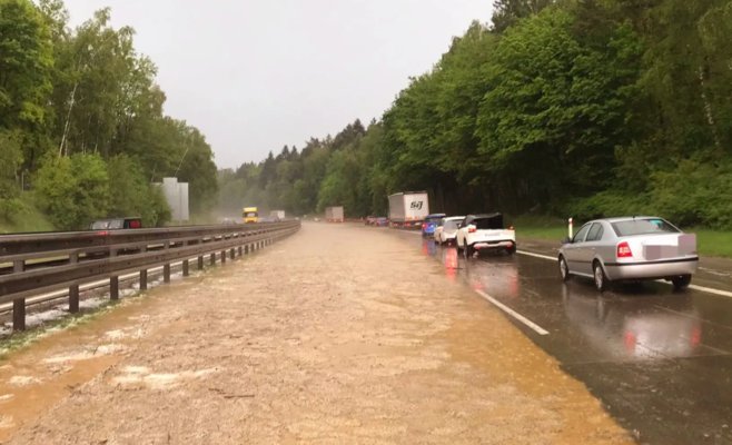 Вода затопила часть автомагистрали D1