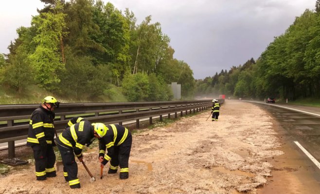 Вода затопила часть автомагистрали D1
