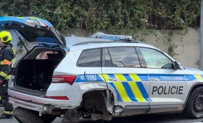 Полицейские в Праге перевернули автомобиль, направляясь на рейд