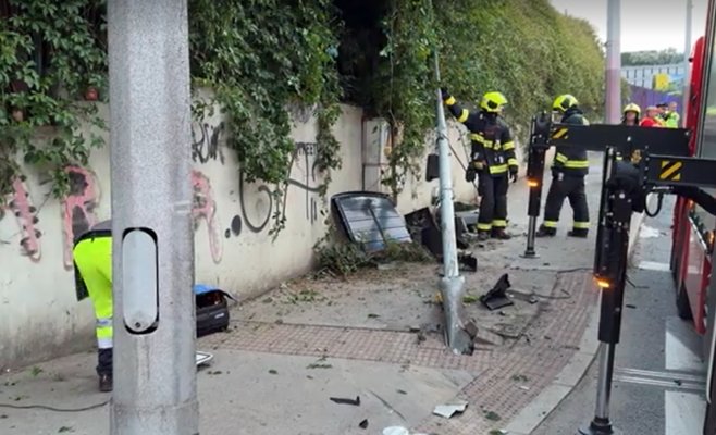 Полицейские в Праге перевернули автомобиль, направляясь на рейд