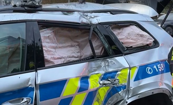 Полицейские в Праге перевернули автомобиль, направляясь на рейд