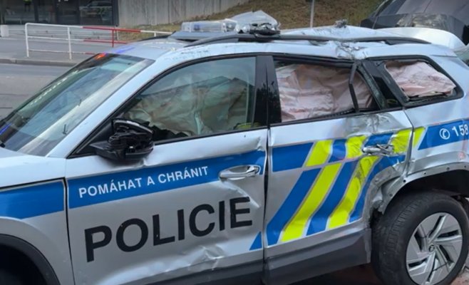 Полицейские в Праге перевернули автомобиль, направляясь на рейд