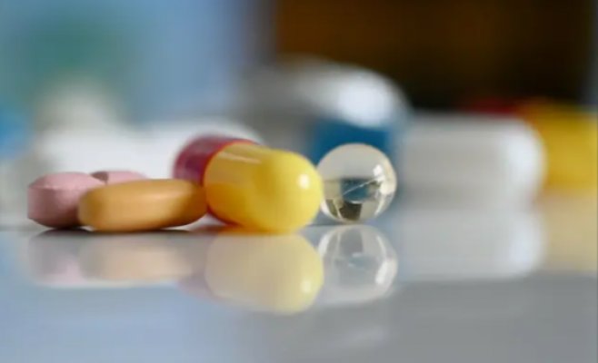 Мы не будем отменять лекарства без доплаты, заверяет министерство