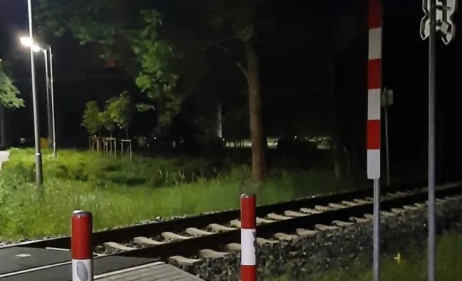 Офицеры вытащили мужчину с рельсов за несколько секунд до появления поезда