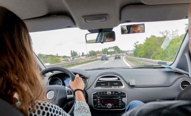 Тысячи 17-летних водителей уже водят машину. Наставниками часто выступают их матери.