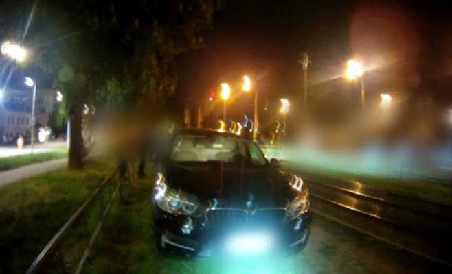 Пьяная женщина проехала километр по трамвайным путям в Брно, уничтожив три шины