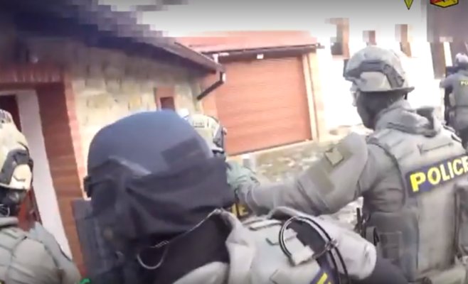 Подставные чешские банкиры вернулись домой из Украины. Суд отправил их под стражу
