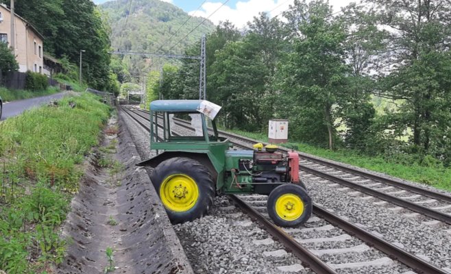 Трактор выехал из сада прямо на рельсы, движение на Германию остановилось