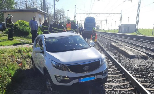 Водитель в Колинском районе неправильно затормозил свой автомобиль. Он выехал на рельсы и остановил движение поездов