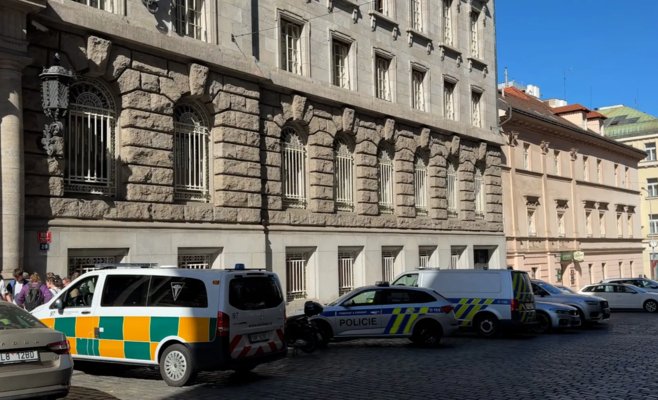 Мужчина покончил с собой в здании министерства в Праге