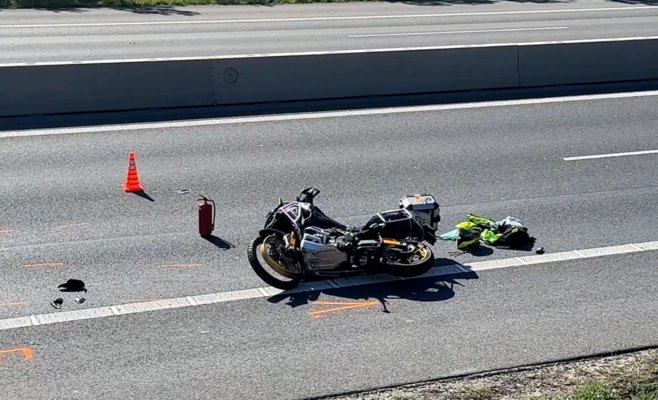 Тяжелое ДТП мотоцикла и автомобиля на D10. Проезжающие водители фотографировали последствия