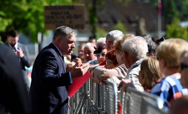 Фицо оперировали в течение 5 часов, его состояние очень тяжелое