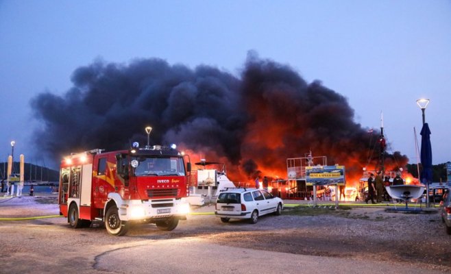 Порт горит в Хорватии, владельцы лодок спасаются, прыгая в море