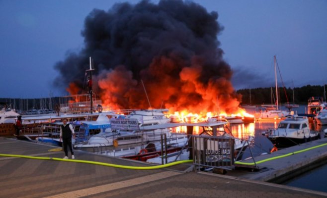 Порт горит в Хорватии, владельцы лодок спасаются, прыгая в море