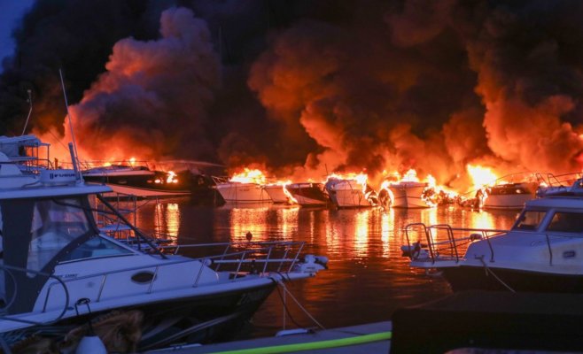 Порт горит в Хорватии, владельцы лодок спасаются, прыгая в море